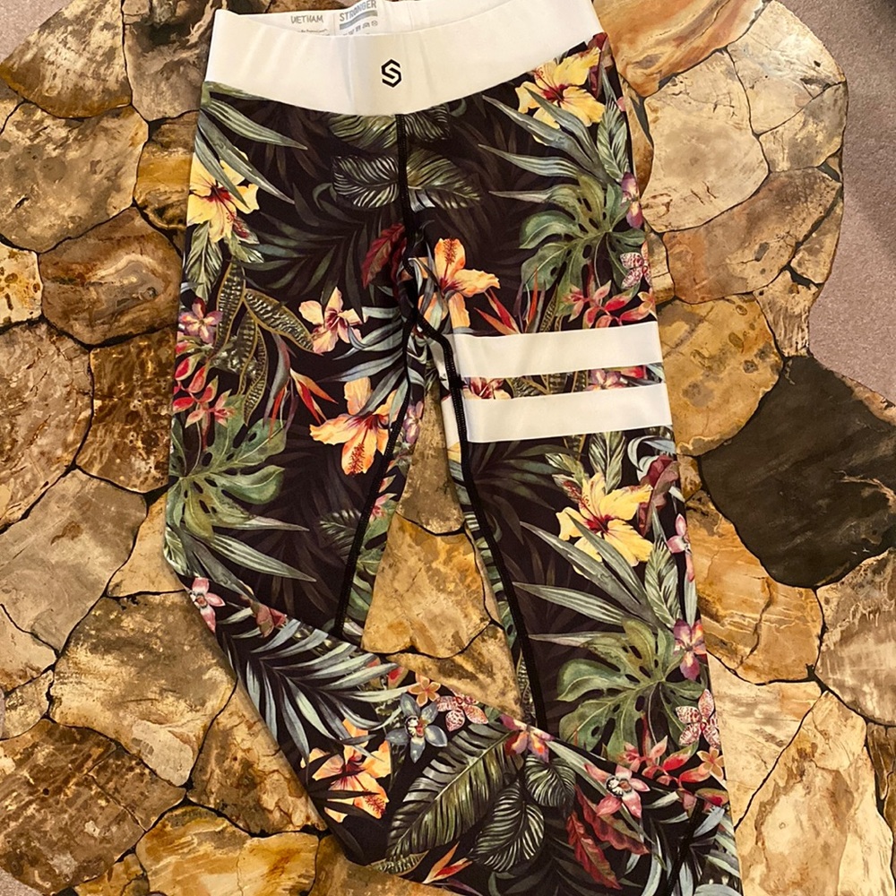 Stronger label paradise print leggings